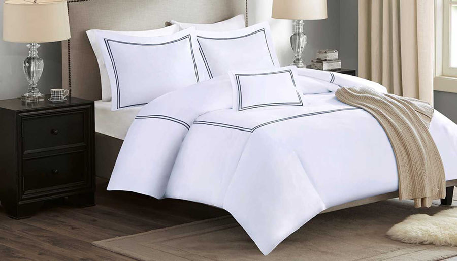 Imagen de Luxury Sateen White With Black Comforter Set